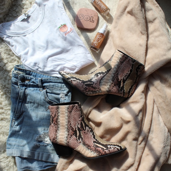 🚨//Coachella Collection// Pink Snake print bootie - Picture 3 of 8